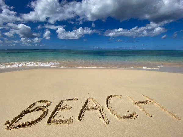 PLAGE inscription sur le sable avec les vagues de la mer et le ciel. Concept de vacances et de vacances — Photo