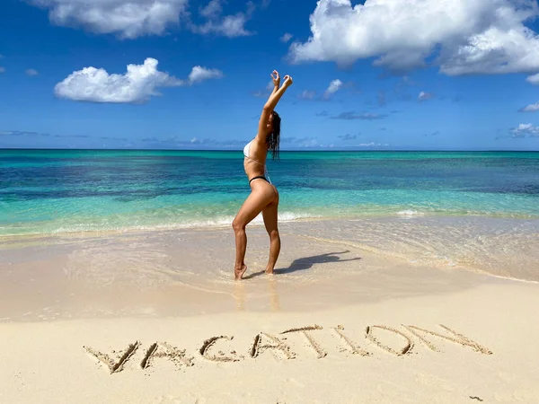 Жінка насолоджується пляжем, розслабляючись влітку. Концепція відпустки та дозвілля — стокове фото