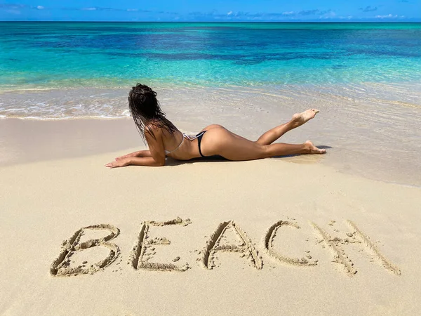 Жінка насолоджується пляжем, розслабляючись влітку. Концепція відпустки та дозвілля — стокове фото