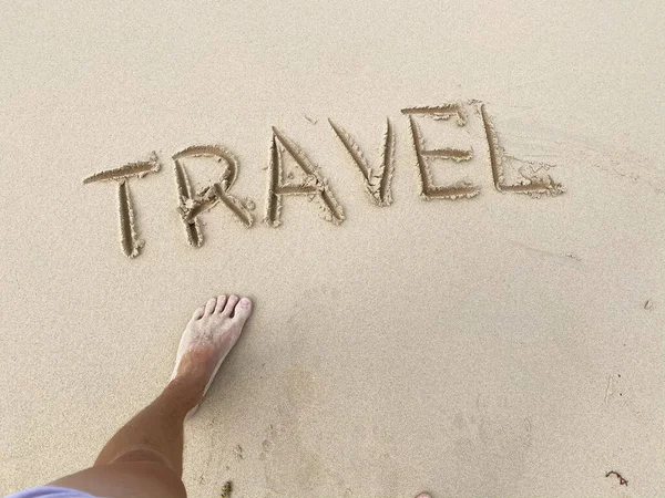 Utazási felirat személyekkel láb a nyári homokos tengerparton. Nyaralás és kaland koncepció — Stock Fotó