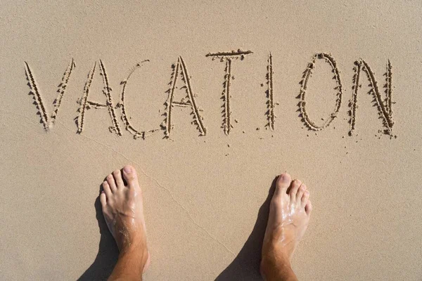 Inscripción de vacaciones en la playa de arena de verano con pies de hombre. Concepto de ocio y aventura — Foto de Stock
