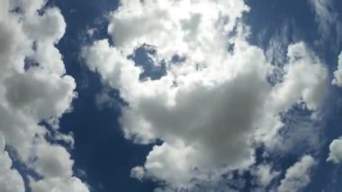 Mavi gökyüzünde hareket eden yuvarlanan kabarık bulutların zamanı. Cennet ve din kavramı.