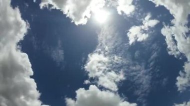 Mavi gökyüzünde hareket eden yuvarlanan kabarık bulutların zamanı. Meteoroloji ve hava durumu kavramı.