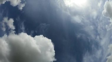 Mavi gökyüzünde hareket eden yuvarlanan kabarık bulutların zamanı. Cennet ve din kavramı.