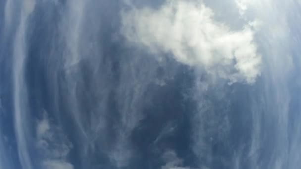Timelapse av rullande svullna moln rör sig på blå himmel. Begreppet meteorologi och väder. — Stockvideo