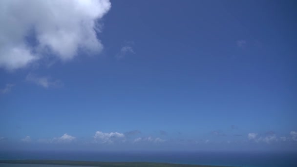 Giovane bella donna sull'altalena con sfondo mare e cielo al rallentatore. Concetto di libertà e felicità — Video Stock