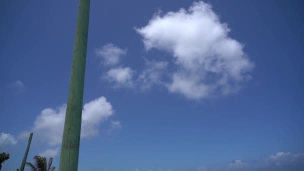 Junge schöne Frau auf der Schaukel mit Meer und Himmel Hintergrund in Zeitlupe. Konzept von Freude und Glück — Stockvideo
