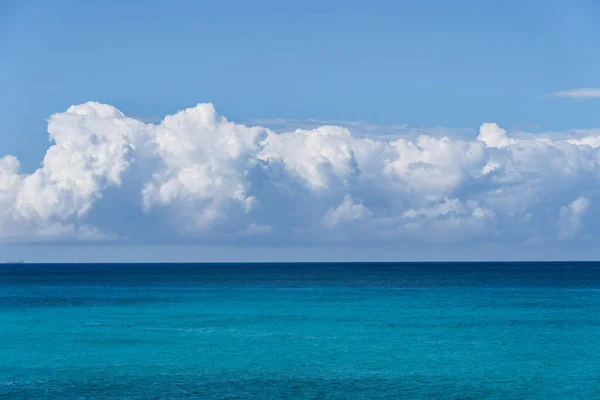 Ідеальне небо з хмарами і водою моря. концепція тла — стокове фото
