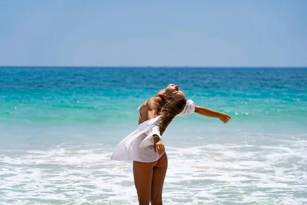 Молода радісна жінка в бікіні і білій сорочці насолоджується морем і свободою. " Щастя і безтурботність " — стокове фото