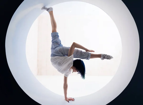 Flexibel meisje doet stretching en handstand in de studio. concept van gezonde levensstijl en yoga — Stockfoto