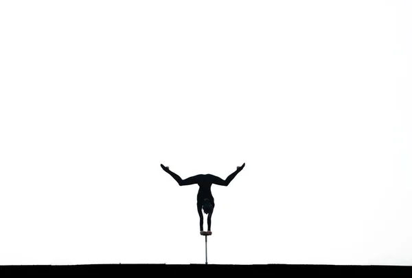 Cirkuszi művész kézenállás elszigetelt fehér, másolás tér. Az egyéniség, a kreativitás és a kiválóság fogalma — Stock Fotó