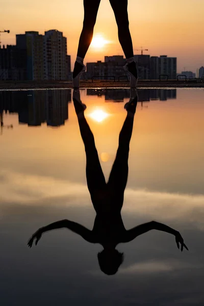 Silhouette of ballerina performing outdoor during sunset. Concept of individuality, creativity and self-confidence — Stock Photo, Image