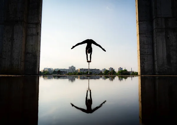 Silueta de chica flexible dong handstand en split en el fondo del cielo. Concepto de fuerza de voluntad, motivación y pasión — Foto de Stock