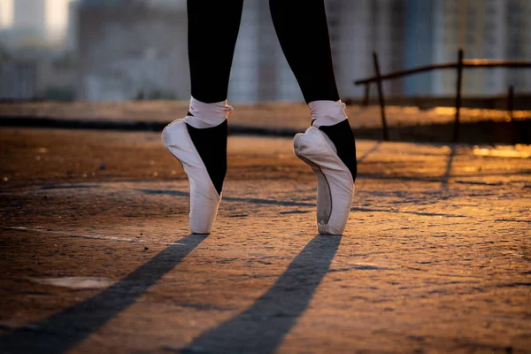 Zblízka baletní tanečnice nohy v botách v městském místě při západu slunce. Koncept individuality, tvořivosti a vášně — Stock fotografie