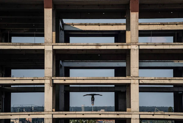 Mujer artista de circo flexible haciendo handstand en edificio abandonado. Concepto de individualidad, creatividad y sobresaliente — Foto de Stock