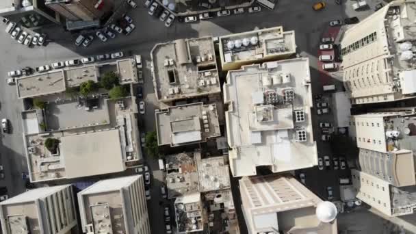 Vista aérea de los techos de los edificios en la ciudad de Doha, Qatar cerca del museo nacional — Vídeos de Stock