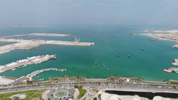 Vista aérea panorâmica da baía da cidade de Doha, Qatar e al corniche street — Vídeo de Stock