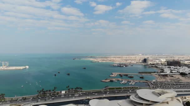 Vista aérea de la bahía de Doha, Qatar y la calle al corniche — Vídeo de stock