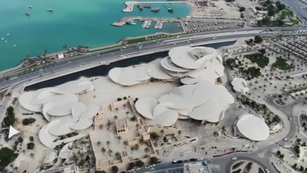 Вид с воздуха на Национальный музей Катара в Дохе. — стоковое видео