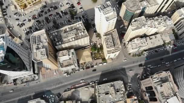 Vue aérienne des bâtiments et appartements dans la ville de Doha, Qatar près du musée national — Video