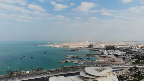 Vue aérienne de la baie de Doha, du Qatar et de la rue al corniche — Video