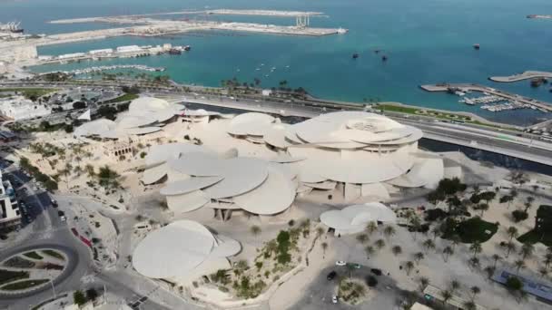 Vista aérea do Museu Nacional do Catar em Doha. — Vídeo de Stock