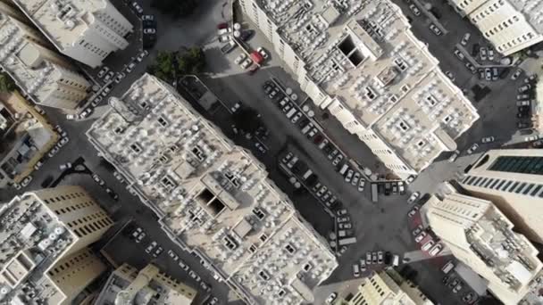 Vista aérea de los edificios y apartamentos en la ciudad de Doha, Qatar cerca del museo nacional — Vídeo de stock