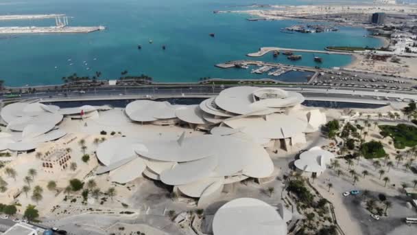 Légi kilátás Katar Nemzeti Múzeum Doha a drón öbölben — Stock videók
