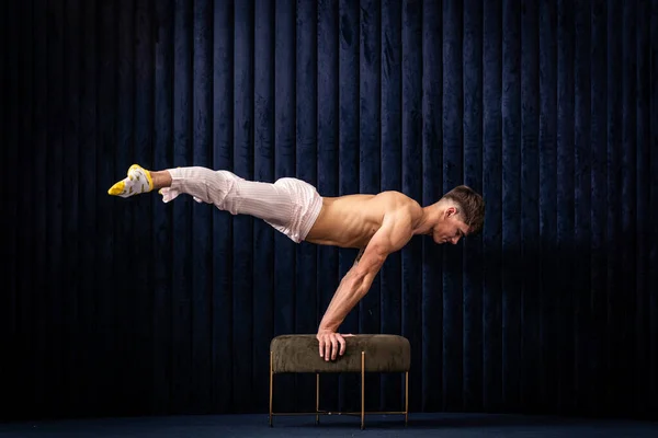 근육질의 남자 가 집에서 운동을 합니다. 개성, 창의력, 건강 한 생활 방식에 대한 개념 — 스톡 사진