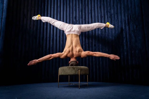 Muskelmannen motionerar hemma. Begreppet individualitet, kreativitet och hälsosam livsstil — Stockfoto