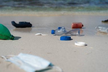 Plastik çöplerle dolu beyaz kum plajı. Kirlilik ve çevresel etki kavramı 