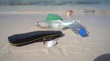 Dalgalar Plastik çöpleri yavaş çekimde sahile getirir. Kirlilik ve çevresel etki kavramı 