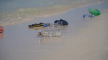 Dalgalar Plastik çöpleri yavaş çekimde sahile getirir. Kirlilik ve çevresel etki kavramı 