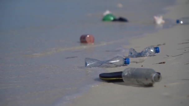 Vågor för plastskräp till stranden i slow motion. Begreppet global miljöpåverkan — Stockvideo