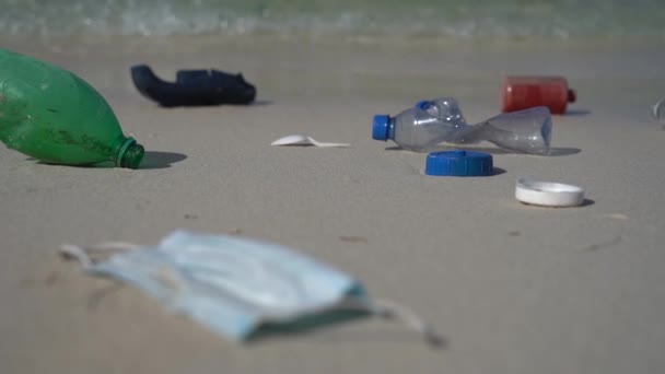 Waves brengt Plastic afval in slow motion naar het strand. Begrip mondiaal milieueffect — Stockvideo