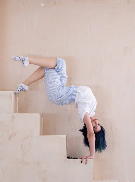 Chica flexible haciendo estiramiento y soporte de manos en el estudio. Concepto de individualidad, creatividad y confianza en sí mismo —  Fotos de Stock