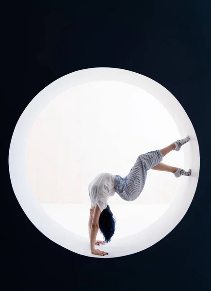 Flexibles Mädchen beim Stretching und Handstand im Studio. Konzept eines gesunden Lebensstils und Yoga — Stockfoto