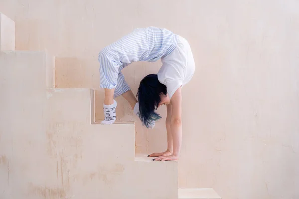 Flexibel tjej som stretchar i studion. Begreppet individualitet, kreativitet och yoga — Stockfoto