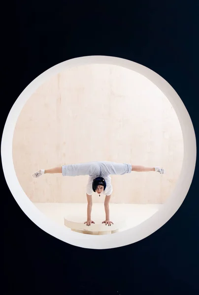 Flexibles Mädchen beim Stretching und Handstand im Studio. Konzept eines gesunden Lebensstils und Yoga — Stockfoto