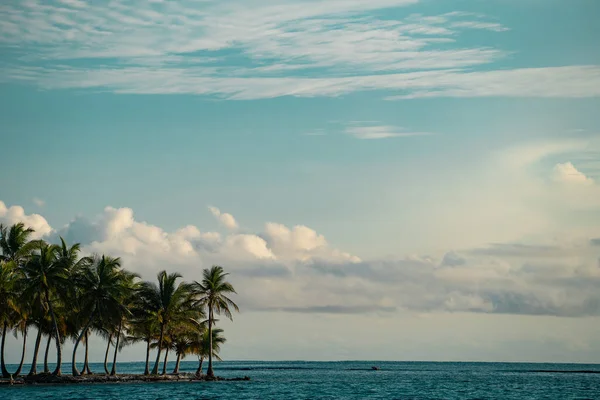Mała tropikalna wyspa z palmami kokosowymi i piaszczystą plażą. Pojęcie przygody i podróży — Zdjęcie stockowe