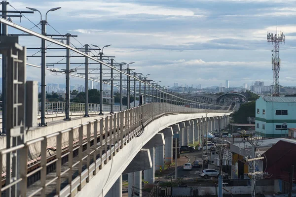 2021 Ιουν 8. Στο μετρό Ντον Μπόσκο. Γέφυρα του μετρό στην Πόλη του Παναμά. Έννοια μεταφοράς — Φωτογραφία Αρχείου