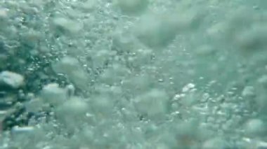 Ağır çekimde birçok kabarcığı yakın çekim, sualtı çekim.