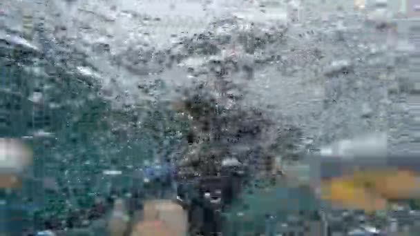 Homem com máscara de snorkel a fazer selfie debaixo de água através de bolhas em câmara lenta. Conceito de férias, mergulho livre e viagens. — Vídeo de Stock