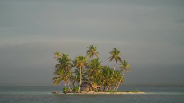 Apró trópusi, lakatlan sziget kókuszpálmafákkal és fehér homokos stranddal. Nyaralás és utazás koncepciója — Stock videók