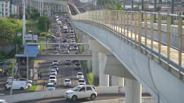 2021 Junio 8. Estágono del metro Don Bosco. Puente de metro y atasco de tráfico en la carretera en la ciudad de Panamá. Concepto de transporte — Vídeos de Stock