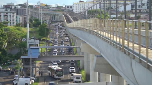 2021 8 июня. Метро Дона Боско. Мост метро и пробка на шоссе в Панаме. Транспортная концепция — стоковое видео
