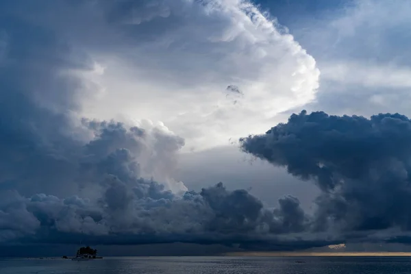 Γραφική θέα της θάλασσας ενάντια σε τεράστια σύννεφα καταιγίδας — Φωτογραφία Αρχείου