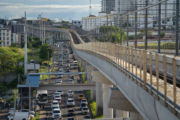 Ponte de metrô e engarrafamento na estrada na Cidade do Panamá. Conceito de transporte — Fotografia de Stock