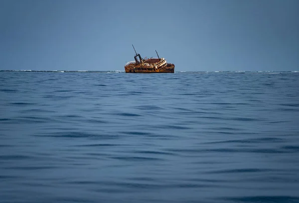 Ναυάγιο βυθισμένο πλοίο ξαπλωμένο στη μέση της θάλασσας, σκουριασμένο και παλιό. — Φωτογραφία Αρχείου