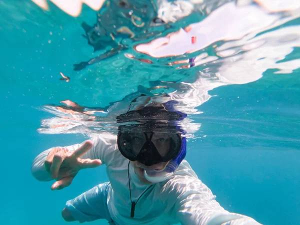 Man snorkeling underwater. Blue clear water. Copy space. Concept of travel and vacation — Stock Photo, Image